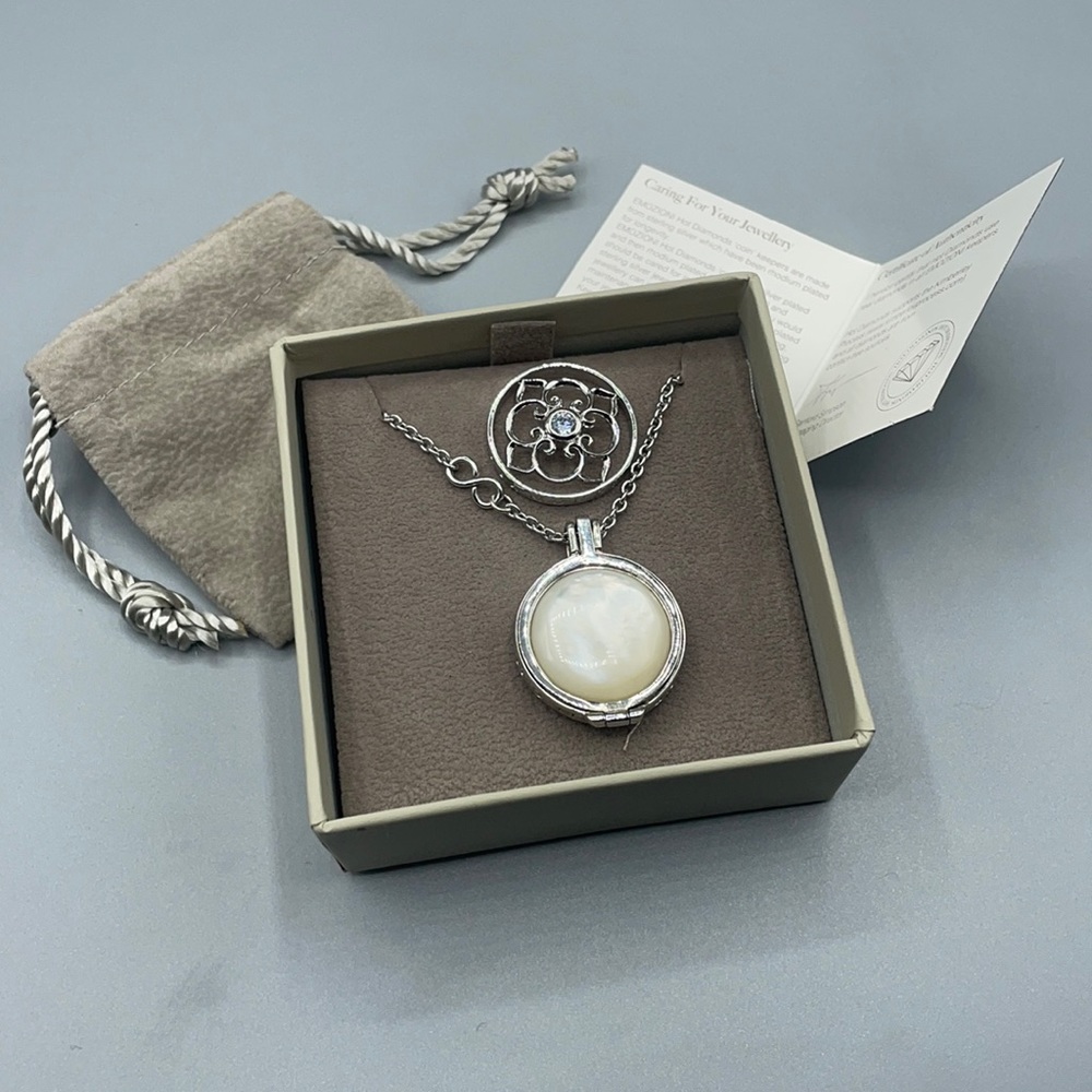 Emozioni Hot Diamonds Coin Keeper Complete Necklace and interchangeable Coins.